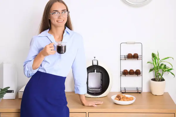 Mooie Jonge Zakenvrouw Drinken Van Verse Espresso Buurt Van Koffiezetapparaat — Stockfoto