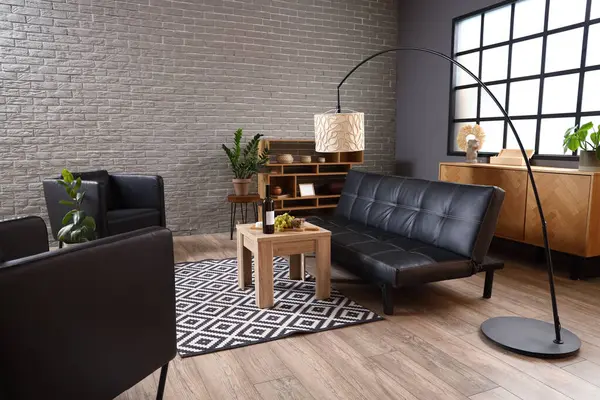 Interieur Eines Modernen Wohnzimmers Mit Schwarzer Couch Und Tisch — Stockfoto