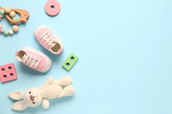 Stilvolle Babyschuhe Mit Spielzeug Auf Blauem Hintergrund — Stockfoto