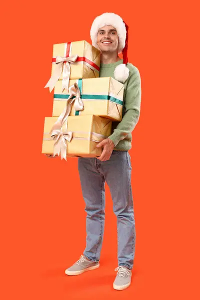 Feliz Joven Santa Sombrero Con Cajas Regalo Sobre Fondo Naranja —  Fotos de Stock