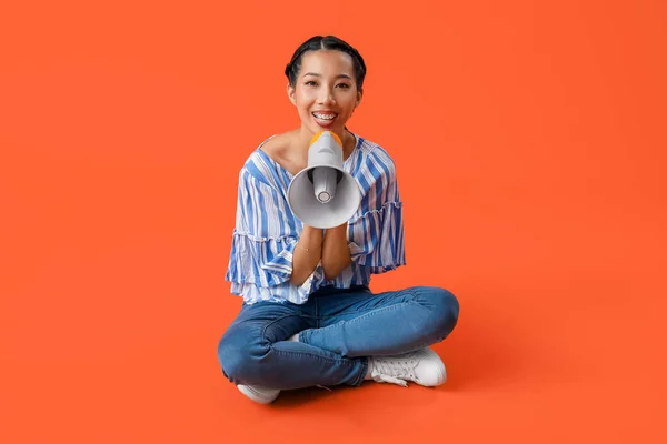 Jeune Femme Asiatique Avec Mégaphone Sur Fond Orange — Photo