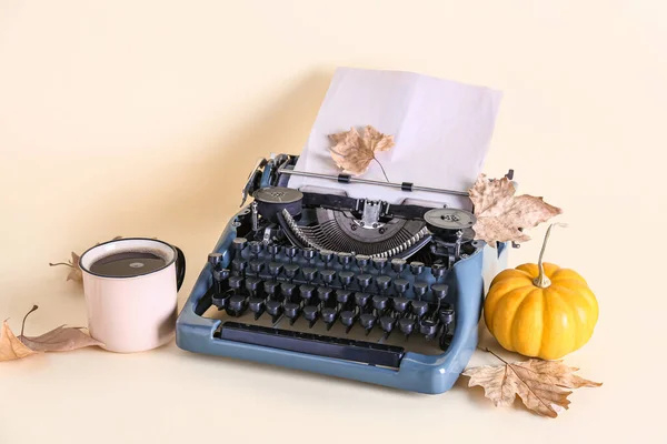 Máquina Escrever Vintage Folhas Outono Abóbora Xícara Café Fundo Branco — Fotografia de Stock