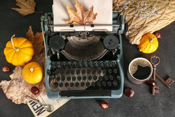 Máquina Escrever Vintage Abóboras Castanhas Xícara Café Chaves Folhas Outono — Fotografia de Stock