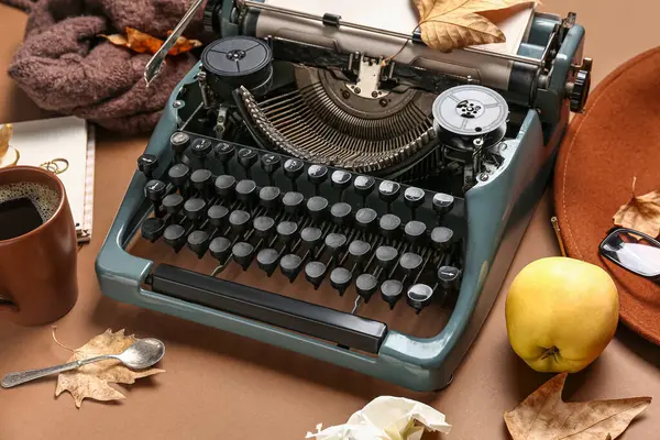 Vintage Máquina Escrever Maçã Folhas Outono Fundo Marrom — Fotografia de Stock
