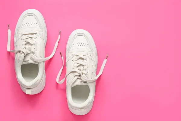 Elegantes Zapatillas Blancas Sobre Fondo Rosa —  Fotos de Stock