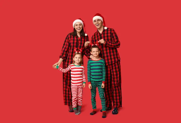 Lycklig Familj Jul Pyjamas Röd Bakgrund — Stockfoto