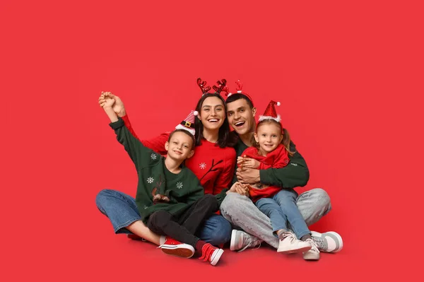 Família Feliz Camisolas Natal Fundo Vermelho — Fotografia de Stock