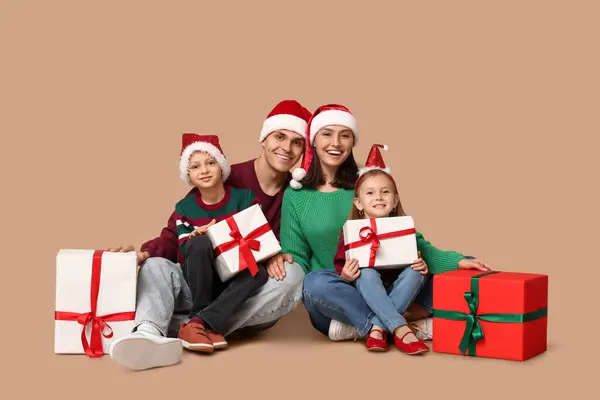 Feliz Família Chapéus Papai Noel Com Presentes Natal Fundo Bege — Fotografia de Stock