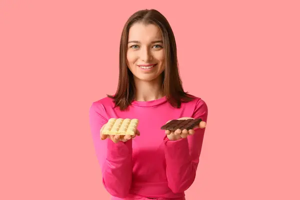 Mladá Žena Různými Čokoládové Tyčinky Růžovém Pozadí — Stock fotografie