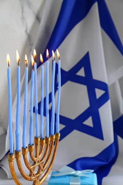 불타는 양초와 메노라 선물과 이스라엘의 — 스톡 사진