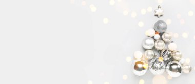 Beyaz arkaplanda gümüş toplardan yapılmış Noel ağacı metin için yer var
