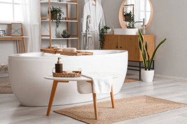 Banyonun içinde banyo küveti ve banyo malzemeleri var.