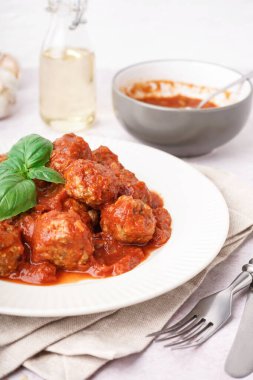 Hafif arka planda soslu lezzetli köfte tabağı.