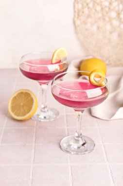 Pembe fayanslı limonlu Cosmopolitan kokteyli.