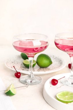 Beyaz arka planda kirazlı ve limonlu Cosmopolitan kokteyli.