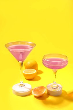 Sarı arka planda limonlu Cosmopolitan kokteyli.