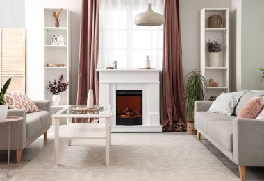 Modern şömineli oturma odası, farklı dekorasyonlar ve kanepeler.