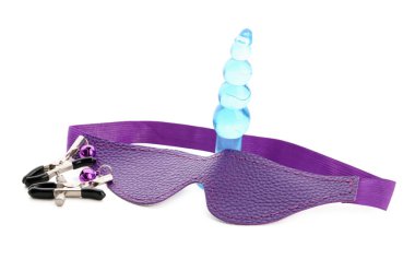 Beyaz arka planda anal tıkaçlı mor maske ve seks dükkanından meme ucu kıskaçları.