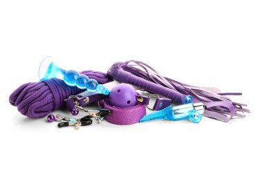 Beyaz arka planda mor ve mavi seks oyuncakları