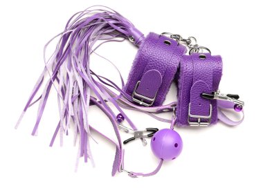 Beyaz arka planda mor seks oyuncakları