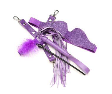 Beyaz arka planda mor seks oyuncakları