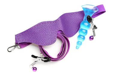 Kayışlı mor maske, göğüs ucu kıskaçları ve beyaz arka planda anal tıkaç.