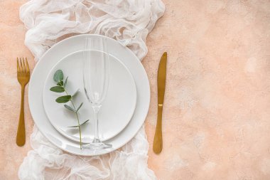 Bej arkaplanda şık tablo ayarı