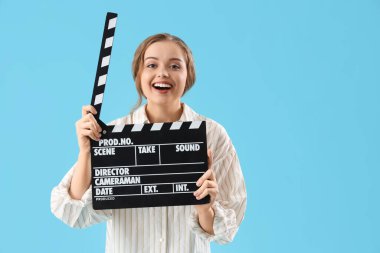 Mavi arka planda film alkışları olan güzel bir aktris
