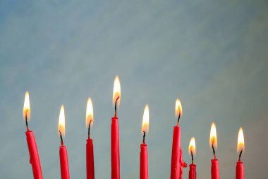 Hanukkah kutlaması için mum yakıyorum. Renk arkaplanı, yakın plan.