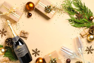 Renkli arka planda Noel hediyeleri, dekorasyonlar ve şampanyadan yapılmış çerçeve