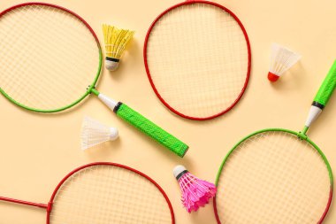 Renkli arka planda farklı badminton raketleri ve mekik horozları olan kompozisyon