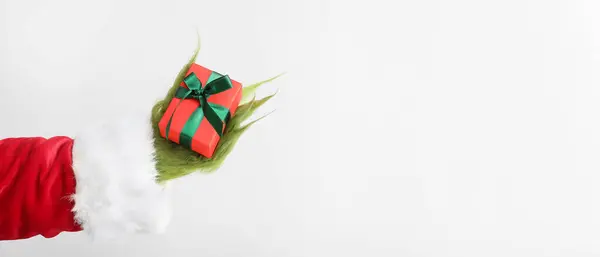 Grön Hårig Hand Varelse Santa Kostym Håller Julklapp Vit Bakgrund — Stockfoto