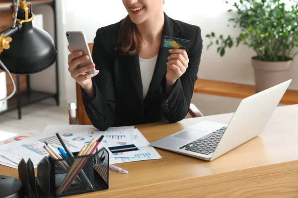 Ung Affärskvinna Med Kreditkort Med Mobiltelefon Vid Bordet Kontoret — Stockfoto