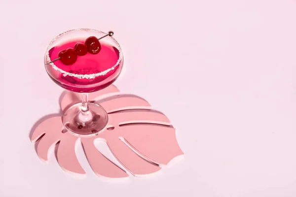 Egy Pohár Cosmopolitan Koktél Cseresznyével Rózsaszín Alapon — Stock Fotó