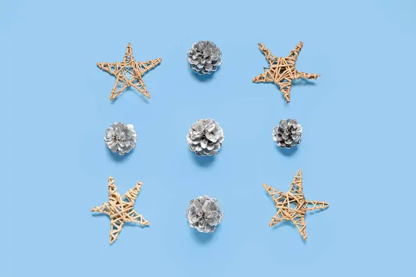 Vánoční Kompozice Dekorativními Hvězdami Borovicovými Šiškami Modrém Pozadí — Stock fotografie