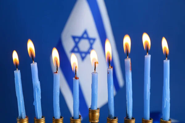 하누카 축하와 클로즈업에 이스라엘의 깃발에 불타는 양초와 메노라 — 스톡 사진