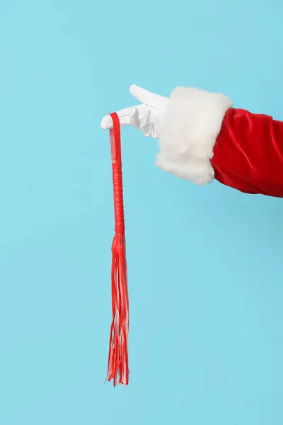 Santa Claus Hand Med Piska Från Sex Shop Färg Bakgrund — Stockfoto