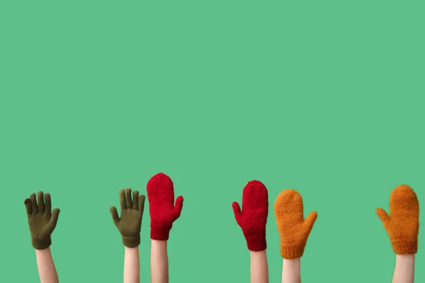 Weibliche Hände Warmen Fäustlingen Und Handschuhen Auf Grünem Hintergrund — Stockfoto