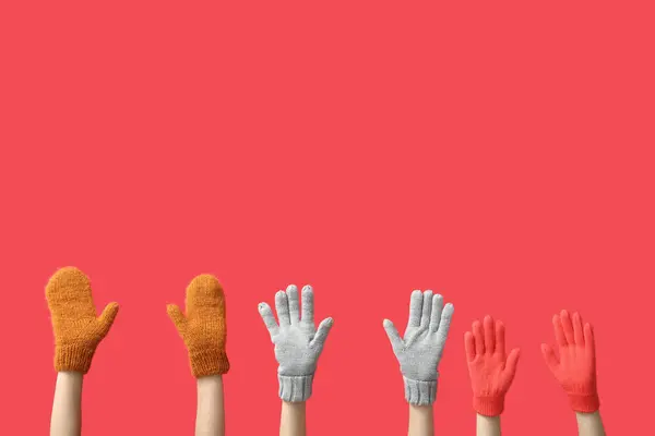 Weibliche Hände Warmen Handschuhen Und Fäustlingen Auf Rotem Hintergrund — Stockfoto