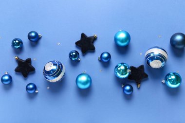 Mavi arka planda farklı Noel topları