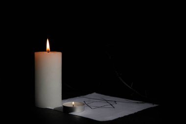 David Star 'la mum yakmak ve arka planda dikenli tel kullanmak. Uluslararası Soykırım Anma Günü