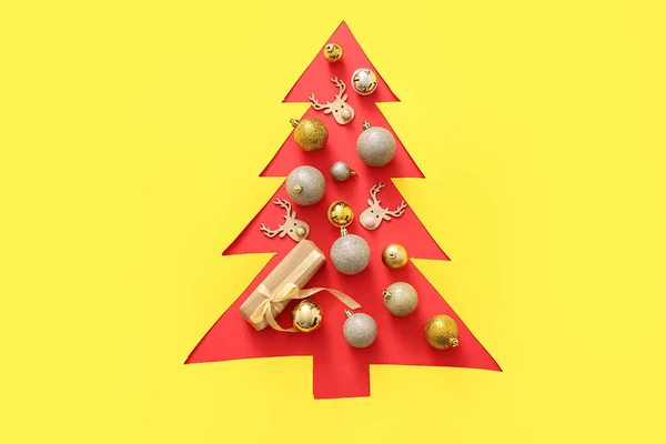 빨간색 배경에 선물과 크리스마스 트리의 모양으로 노란색 종이를 자르십시오 — 스톡 사진