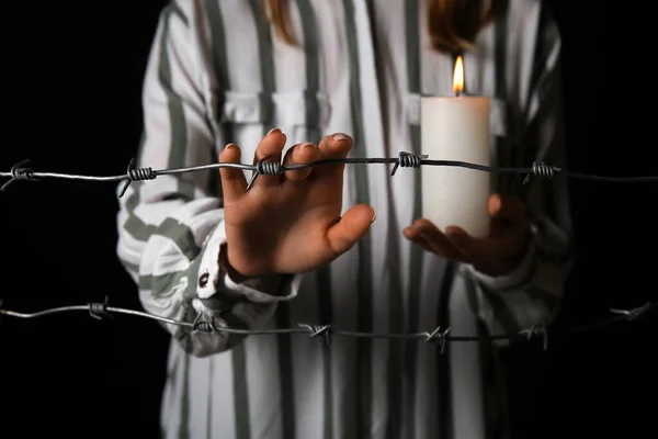 Joodse Vrouwelijke Gevangene Met Brandende Kaars Achter Prikkeldraad Donkere Achtergrond — Stockfoto