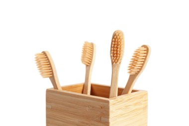 Bambu diş fırçaları beyaz arkaplanda, yakın plan