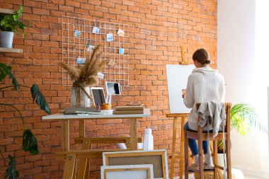 Stüdyoda resim yapan kadın sanatçı.