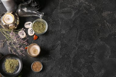 Cadıların sihirli özellikleri karanlık arka planda otlar.