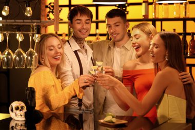 Geceleri barda tekila içen bir grup genç arkadaş.