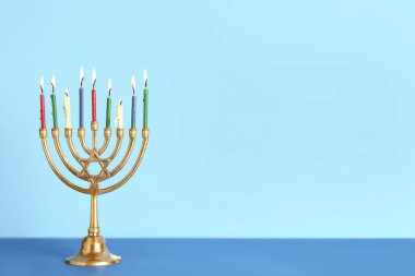Renkli arka planda Menorah. Hanuka kutlaması