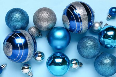 Mavi arka planda noel topları