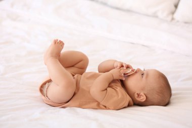 küçük bebek yatakta yatarken